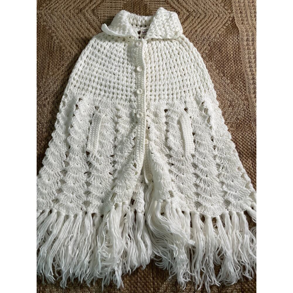 Vtg. 1970s English Village Hand Crochet white boho fringed knit poncho cape